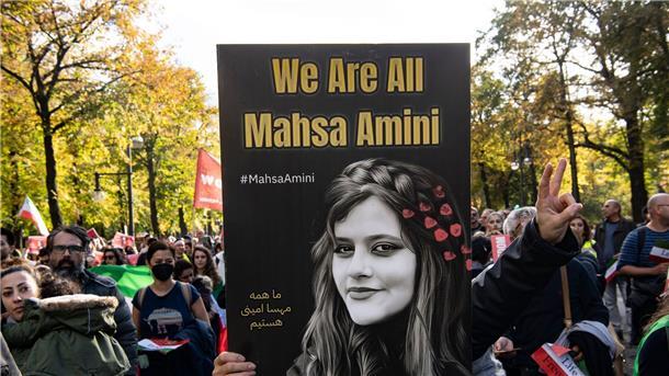 „We Are All Mahsa Amini“ betont ein Teilnehmer. Der Tod der jungen Frau hat die Proteste im Iran ausgelöst.