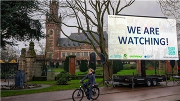 „We are Watching!“ ist auf einem Plakat vor dem Internationalen Gerichtshof zu lesen: Das höchste UN-Gericht hat sich mit Klimaschutz befasst. (Archivbild)