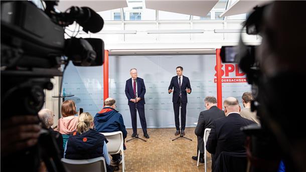 Wechsel an der Regierungsspitze: Stephan Weil (l) geht, Olaf Lies kommt.