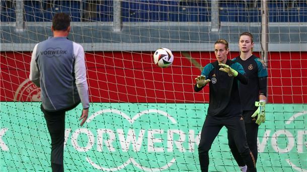 Trainer Wück setzt gegen Australien auf Wechsel im DFB-Tor Wechsel im Tor: Stina Johannes (hinten) spielt gegen Australien anstelle von Ann-Katrin Berger.