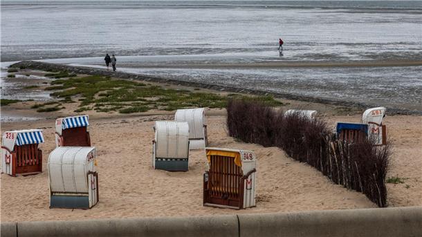 Wetter bremst Tagestourismus - Buchungslage dennoch gut Wechselhaftes Wetter hat im Juli an der Küste nicht ganz so häufig zum Strandurlaub eingeladen. (Archivbild)