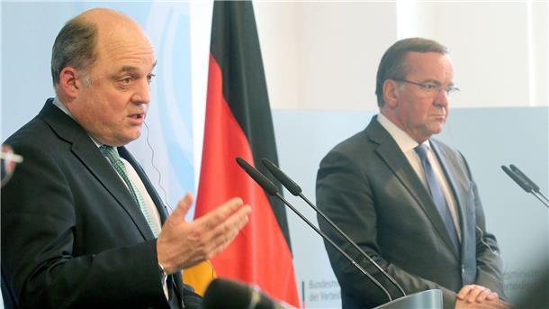 Krieg gegen die Ukraine: So ist die Lage Weder Großbritannien noch Deutschland werden der Ukraine auf absehbare Zeit Kampfjets liefern. Das machten Ben Wallace und Boris Pistorius (r) in Berlin deutlich.