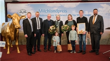 Weert Baack (von links) und Jan Heusmann von der Landesvereinigung für Milchwirtschaft sowie der Landvolkvorsitzende Dr. Holger Hennies (rechts) zeichneten Familie Schröder aus Glinstedt als Top-Milcherzeuger Niedersachsens aus.