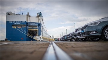 Wegen andauernder Ergebnisverluste fordert die BLG-Führung auf dem Autoterminal Bremerhaven einen „Beschäftigungssicherungs-Tarifvertrag“. Von den Mitarbeitern werden Einsparungen und Flexibilität erwartet. Foto: Hartmann