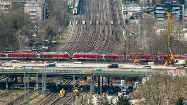 Wichtige Bahn-Verbindung im Ruhrgebiet wird gesperrt Wegen Bauarbeiten am Autobahnkreuz Kaiserberg sperrt die Bahn in den Sommerferien noch einmal knapp zwei Wochen lang den wichtigen Knotenpunkt Duisburg.