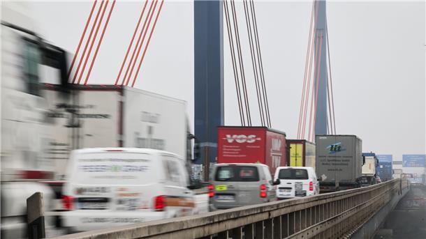 Wegen Bauarbeiten an der Norderelbbrücke wird die Autobahn A1 nach Angaben der Autobahn GmbH von Freitagabend bis Montagmorgen zwischen dem Autobahndreieck Norderelbe und der Anschlussstelle Hamburg-Billstedt in Richtung Norden gesperrt. (Archivbild)