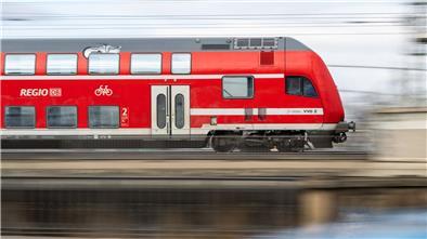 Wegen Bauarbeiten fahren zwischen Bremen und Bremerhaven-Lehe keine Regionalzüge, die Deutsche Bahn setzt Expressbusse ein. (Symbolbild)
