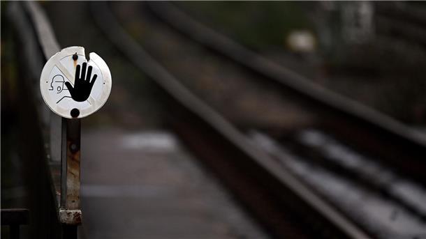 Ende von Bahnsperrung im Ruhrgebiet Wegen Bauarbeiten halten in Bochum seit Anfang September keine Regionalbahnen oder Fernzüge mehr - doch ein Ende der Sperrung ist absehbar (Foto Illustration).