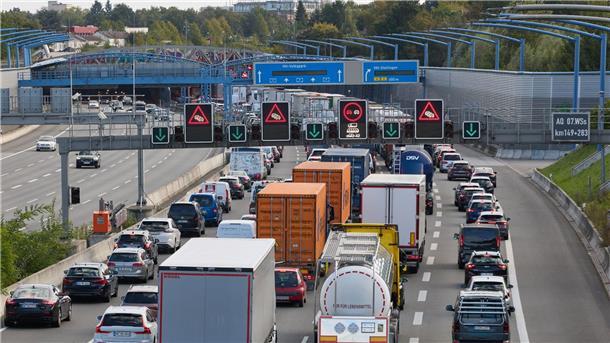 Wegen Bauarbeiten ist der Elbtunnel gesperrt, der Verkehr Richtung Süden muss die A7 in Hamburg-Stellingen verlassen und der Richtung Norden in Hamburg-Heimfeld. (Archivbild)