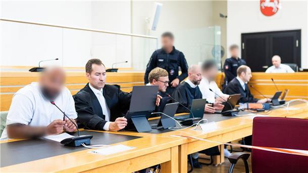 Wegen Beihilfe mitangeklagt ist ein mit dem inhaftierten Staatsanwalt befreundeter Boxtrainer (links).