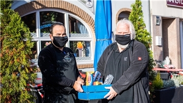 Wegen Corona kann das Nikolausessen für Bedürftige in Bremerhaven nicht stattfinden. Die Organisatoren Alexis Vaiou (links) und Manfred Jabs haben sich deshalb eine andere Lösung überlegt.