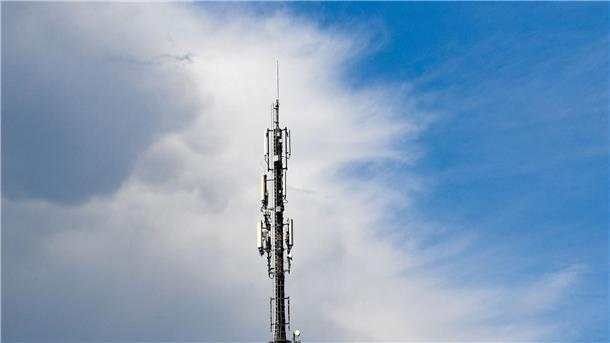 Wegen Defiziten beim Ausbau des Handynetzes erwägt eine Aufsichtsbehörde, erstmals Deutschlands große Telekommunikationsanbieter zur Kasse zu bitten.