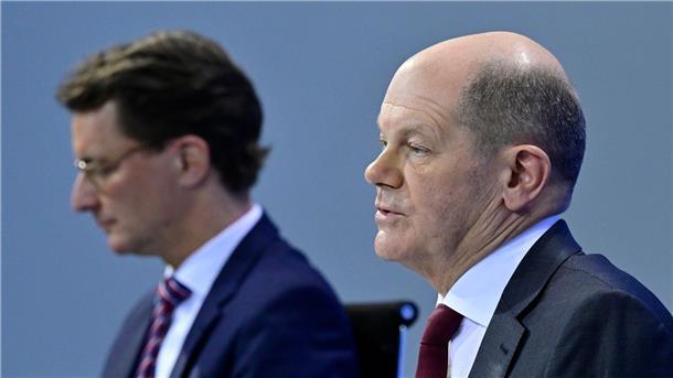 Wegen der Corona-Infektion von Bundeskanzler Olaf Scholz wird das Treffen mit NRW-Ministerpräsident Hendrik Wüst (l) und den weiteren Länder-Regierungschefs verschoben (Archivbild).