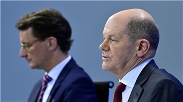 Wegen der Corona-Infektion von Bundeskanzler Olaf Scholz wird das Treffen mit NRW-Ministerpräsident Hendrik Wüst (l) und den weiteren Länder-Regierungschefs verschoben (Archivbild).