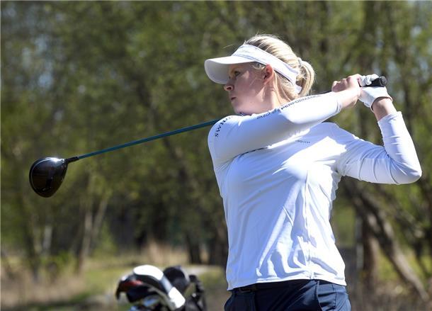 Anastasia Mickan ist die Vorhut der Hobby-Golfer Wegen der Corona-Krise konnte Anastasia Mickan einige Wochen nicht auf dem Platz trainieren. Als Profi-Golferin wurde der Bremerhavenerin jetzt eine Ausnahmegenehmigung für den Golfclub im Bürgerpark erteilt.