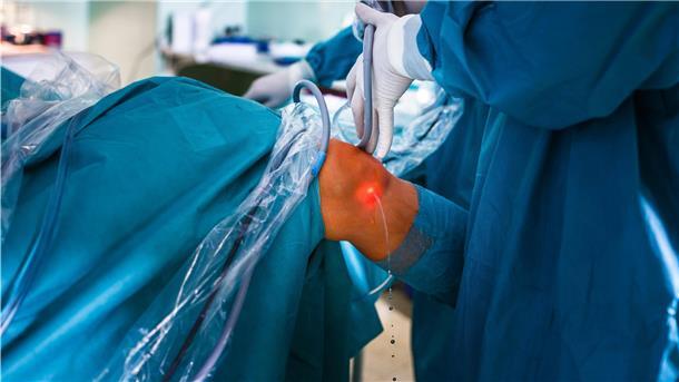 Wegen der Corona-Pandemie mussten die Kliniken viele planbare Eingriffe wie Knie-Operationen absagen oder verschieben.