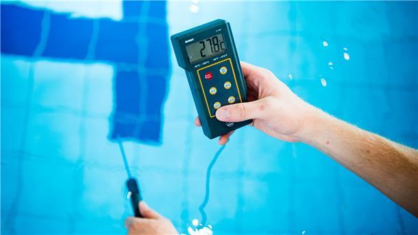 Wegen der Energiekrise haben zahlreiche Schwimmbäder in Niedersachsen und Bremen die Wassertemperaturen gesenkt.