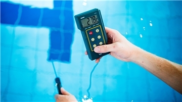 Wegen der Energiekrise haben zahlreiche Schwimmbäder in Niedersachsen und Bremen die Wassertemperaturen gesenkt.