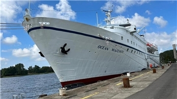 Das Kreuzfahrtschiff „Ocean Majesty“ liegt im Hafen. 