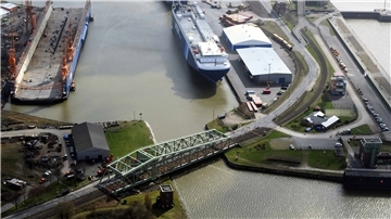 Wegen der Havarie der Drehbrücke sitzen 28 Waggons auf der Columbusinsel (rechts) fest. Ob es künftig über eine neue Brücke überhaupt noch eine Schienenanbindung des Geländes geben wird, ist noch unklar.