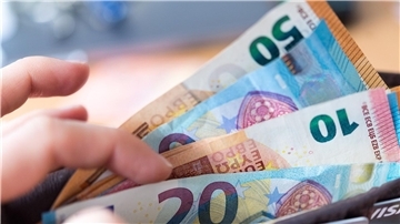 Wegen der hohen Inflation sinken die Reallöhne immer stärker.