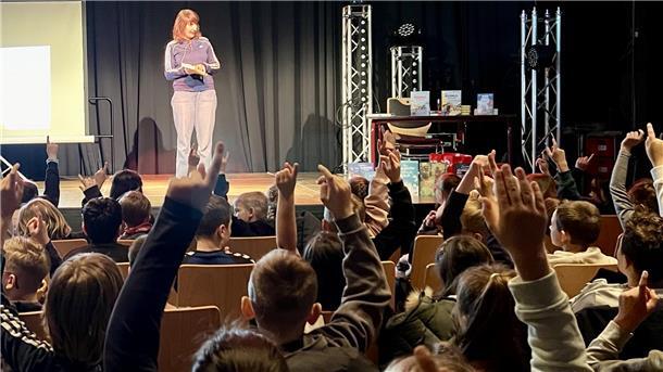 Wegen der hohen Nachfrage las die Kinderbuchautorin Johanna Lindemann am Dienstag gleich zweimal in der Jahnhalle vor Schülern.