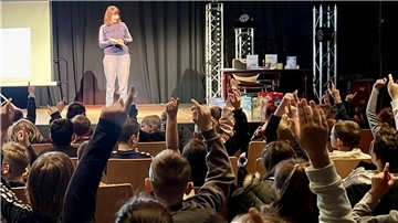 Wegen der hohen Nachfrage las die Kinderbuchautorin Johanna Lindemann am Dienstag gleich zweimal in der Jahnhalle vor Schülern.