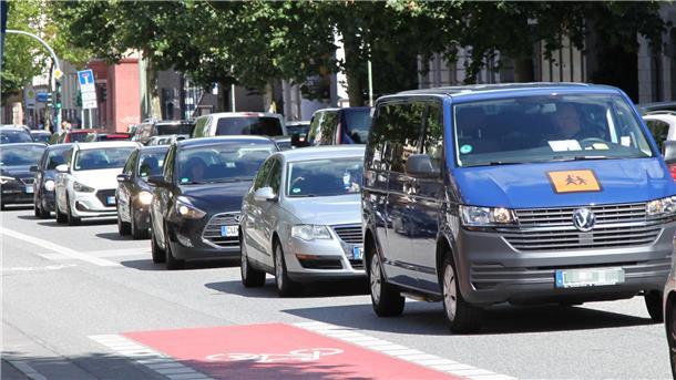 Wegen der Sperrung der Grimsbystraße schiebt sich eine Blechlawine durch die Hafenstraße.