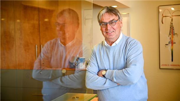 Wegen des Coronavirus hat Dr. Wolfgang Woynar für seine Mitarbeiterinnen an der Anmeldung eine Plexiglasscheibe einbauen lassen.