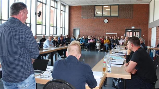 Wegen des großen Interesses an der Entscheidung zur Ganztagsschule tagte der Schulausschuss in der Feldhof-Halle.