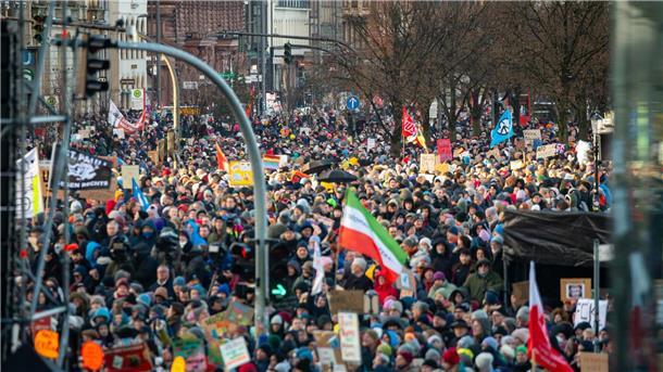 Wegen des großen Menschenandrangs musste die Demonstration in Hamburg abgebrochen werden.