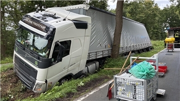 Ein verunglückter Laster in einem Seitengraben.