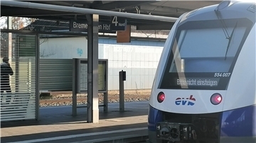 Ein Zug steht am Bahnhof.