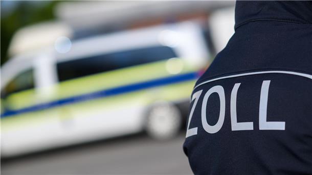 Milliarden Zigaretten geschmuggelt - zehn Festnahmen Wegen des Verdachts des Zigarettenschmuggels im großen Stil sind zehn Personen festgenommen worden. (Symbolbild)