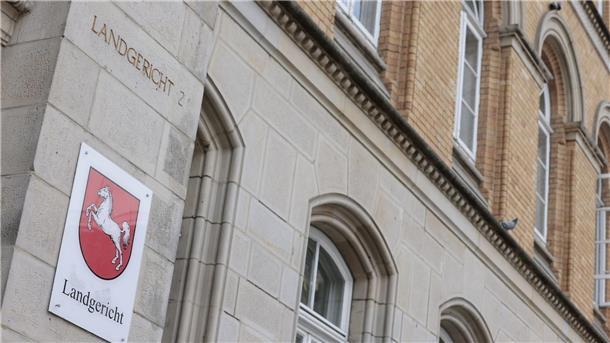 Wegen des Vorwurfs, Kolleginnen sexuell belästigt zu haben, steht ein Richter vor Gericht. (Symbolbild)