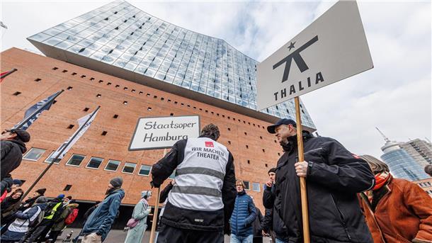 Warnstreik bei Hamburgs großen Bühnen Wegen des Warnstreiks der Kulturschaffenden fallen Vorstellungen an großen Häusern aus oder finden nur in abgespeckter Fassung statt.