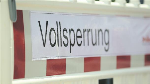 Wegen des Wassers ist der Straßenverlauf in vielen Bereichen nicht erkennbar. Die Straße ist deswegen gesperrt.