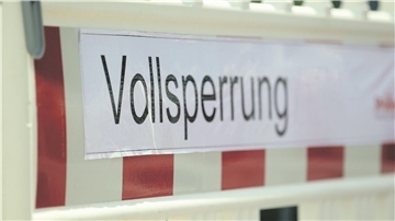 Wegen des Wassers ist der Straßenverlauf in vielen Bereichen nicht erkennbar. Die Straße ist deswegen gesperrt.