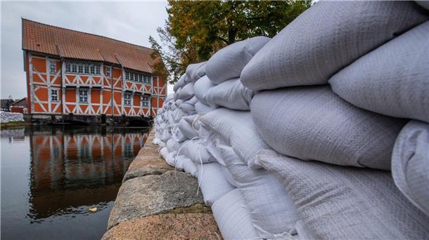 Norden bereitet sich auf schwere Ostsee-Sturmflut vor Wegen einer erwarteten Sturmflut an der Ostseeküste wurden in Wismar Uferbereiche in der Nähe des Stadthafens mit Sandsäcken verstärkt.