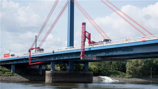 Neuer Asphaltschaden auf Norderelbbrücke – Reparatur geplant Wegen einer Fahrbahnreparatur wird auf der Brücke für einen Tag der Hauptfahrstreifen Richtung Lübeck gesperrt. (Archivbild)