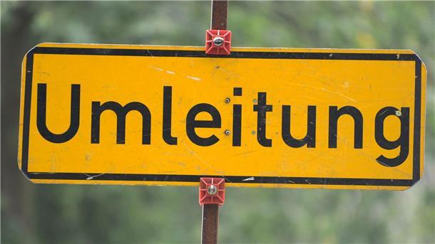 Schild mit der Aufschrift "Umleitung"