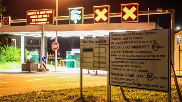 Wegen einer möglichen Bedrohung wurden alle Mitarbeiter, die nicht für den Einsatz benötigt werden, von der Nato-Base in Geilenkirchen nach Hause geschickt.