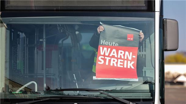 Warnstreik bremst Busverkehr in Teilen Niedersachsens Wegen eines ganztägigen Warnstreiks bleiben viele Busse in den Depots. (Symbolbild)