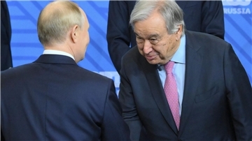 Wegen eines Händedrucks mit Kremlchef Wladimir Putin zieht UN-Generalsekretär Antonio Guterres Kritik auf sich.