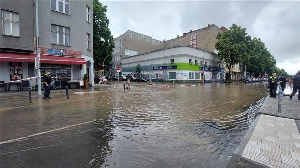 Wasserrohrbruch in Berlin - Evakuierungen Wegen eines Wasserrohrbruchs in Berlin-Neukölln ist ein Teil der Sonnenallee gesperrt worden.