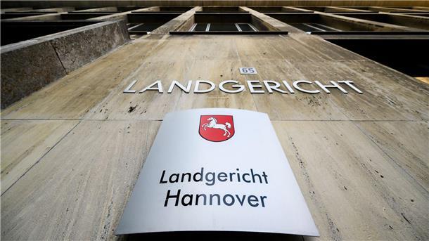 Wegen Millionenbetrugs mit erfundenen Corona-Teststellen soll ein Angeklagter für acht Jahre ins Gefängnis. (Archivbild) 