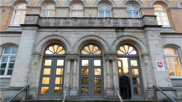 Geständnis zum Prozessbeginn nach tödlichen Messerstichen Wegen Mordes an seiner Ex-Freundin wird gegen einen 31 Jahre alten Mann vor dem Landgericht Osnabrück verhandelt. (Archivfoto)