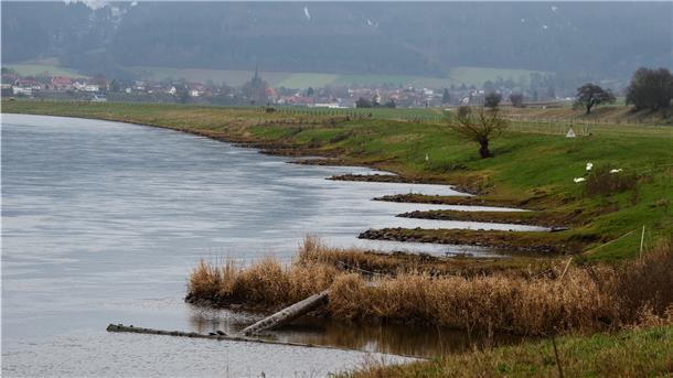 Blick auf das Ufer von der Weser mit Blick auf den Ort Bodenfelde. 