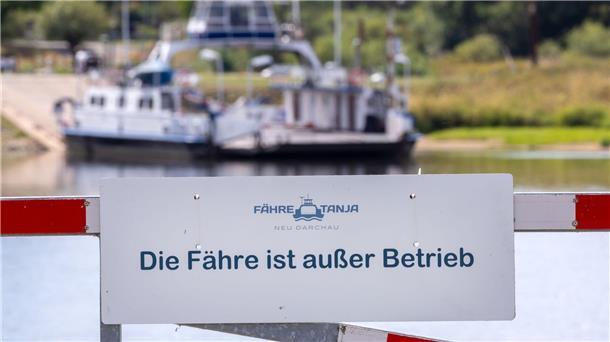 Waldbrandgefahr und Niedrigwasser - Regen in Sicht? Wegen Niedrigwassers musste das Fährschiff „Tanja“ den Betrieb einstellen. (Archivbild)
