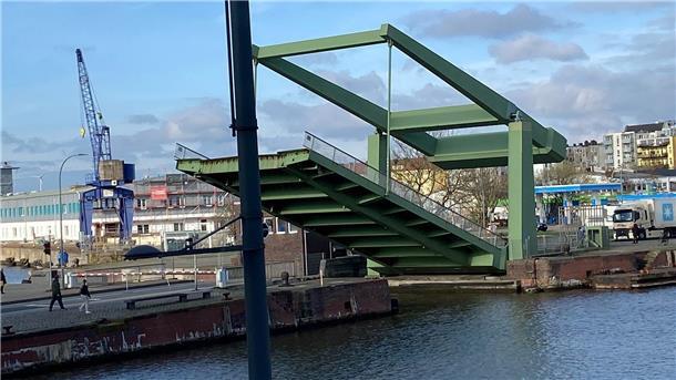 Wegen Routine- und Wartungsarbeiten ist die Klappbrücke an der Schleusenstraße am Freitag zeitweise gesperrt.